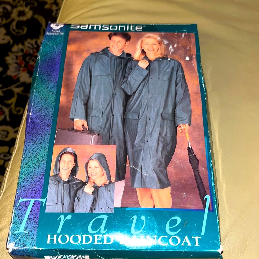 NIB! Unisex Samsonite Travel Packable Raincoat with hood & pouch! Green!